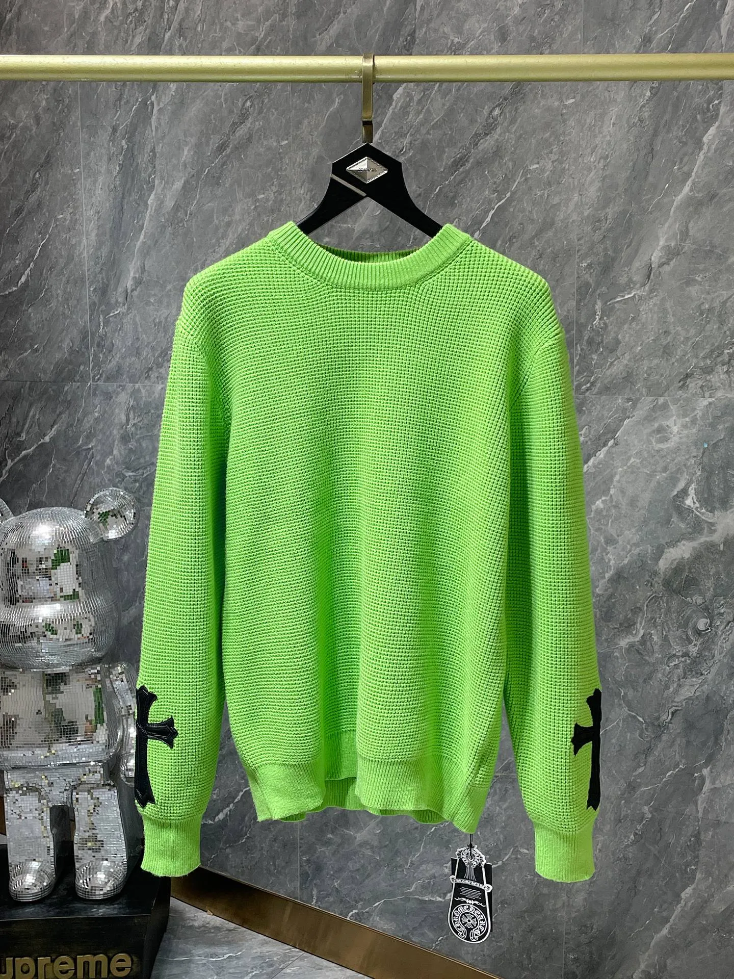 P236 Chrome Hearts 🍁Autumn and winter sweater series🍁 Customized version of hardware logo on the back➕leather cuffs Selected high-quality 100% pure cotton high-weight knitted fabric Special weaving technology Non-common version on the market Recommended colors: black avocado green